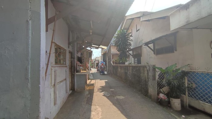 Lokasi tahlilan warga di Cilandak, Jaksel. Pemotor nyelonong lindas sajian makanan di tahlinan. Ketua RW Abdullah yang menyelenggarakan tahlilan.