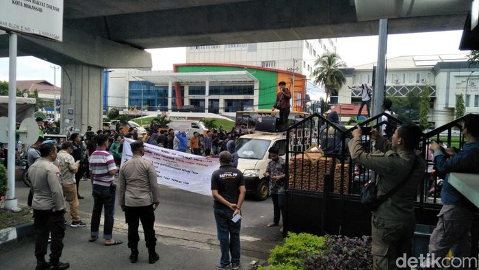 Mahasiswa geruduk kantor DPRD Makassar minta Hanggar Talasalapang ditutup permanen.
