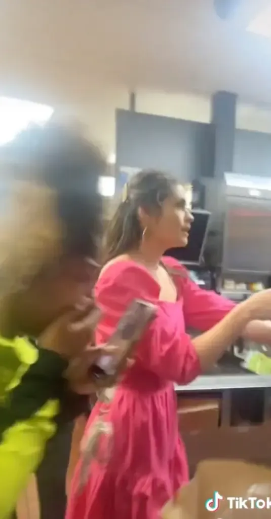 Setelah menunggu begitu lama untuk pesanan, wanita ini ingin melompat ke jendela drive-thru.