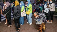Di usia 79 tahun, tubuh Mbah Satinem sudah tak bisa berdiri tegak. Dia biasa berjalan membungkuk menuju lapak jualannya di Jl Diponegoro, Yogyakarta, 22 Juni 2022.