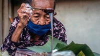 Selain kue berbahan beras ketan dan parutan kelapa, guyuran gula aren nan kental yang membuat kue lupisnya begitu melegenda