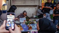 Tak heran bila para pembeli rela antre sejak pukul 06.00 pagi demi menikmati kue lupis Mbah Satinem. 