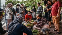 Pembeli berkerumun dan antre untuk mendapatkan lupis Mbah Satinem.