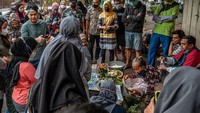 Dia berjualan kue lupis sejak 1963 mengandalkan resep warisan ibundanya.