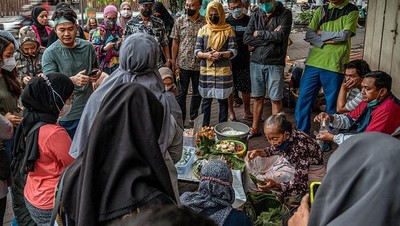 Mbah Satinem, Sosok Legenda di Balik Legitnya Lupis Yogya