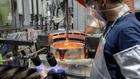 Seorang staf mengambil sampel emas cair dari pabrik peleburan. Nah, sebelum menjadi emas batangan. Proses pertaman yang dilakukan adalah menyiapkan bahan baku berupa biji emas murni.