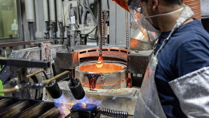 Melihat Proses Pembuatan Emas Batangan A staff takes a sample of melted gold out of a smelter into a mould of a bar at a plant of gold and silver refiner and bar manufacturer Argor-Heraeus in Mendrisio, Switzerland, July 13, 2022. REUTERS/Denis Balibouse