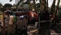 Warga mandi di pemandian sederhana, hanya dari bilik semi permanen. Warga mandi di pemandian sederhana, hanya dari bilik semi permanen.