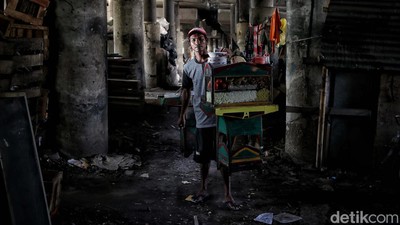 Duh... Masih Ada yang Tinggal di Kolong Tol Jakarta, Ini Buktinya