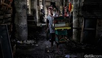 Udin, pedagang soto Bogor tinggal di kolong tol Pademangan untuk mengurangi biaya pengeluaran kontrakan. Udin, pedagang soto Bogor tinggal di kolong tol Pademangan untuk mengurangi biaya pengeluaran kontrakan.