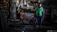 Lalu ada pedagang es jeruk peras dari Cirebon. Ia mengaku tinggal di kolong tol untuk mengurangi biaya pengeluaran. Hasil pendapatan harian hanya cukup untuk biaya makan sehari-hari. Lalu ada pedagang es jeruk peras dari Cirebon. Ia mengaku tinggal di kolong tol untuk mengurangi biaya pengeluaran. Hasil pendapatan harian hanya cukup untuk biaya makan sehari-hari.