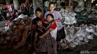 Potret Sayuri dan Sumarni. Pasangan suami istri ini tinggal di kolong tol sejak enam tahun lalu. Keduanya menanti bantuan untuk pengobatan anaknya, Yuni (22) yang cacat lumpuh total. Potret Sayuri dan Sumarni. Pasangan suami istri ini tinggal di kolong tol sejak enam tahun lalu. Keduanya menanti bantuan untuk pengobatan anaknya, Yuni (22) yang cacat lumpuh total.