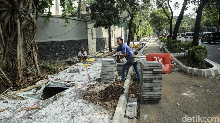 Menengok Progres Revitalisasi Trotoar di Jalan Pattimura Jaksel Trotoar di Jalan Pattimura, Jakarta Selatan, tengah direvitalisasi. Revitalisasi itu mencakup pelebaran trotoar dan perubahan jalur lambat jadi jalur sepeda.