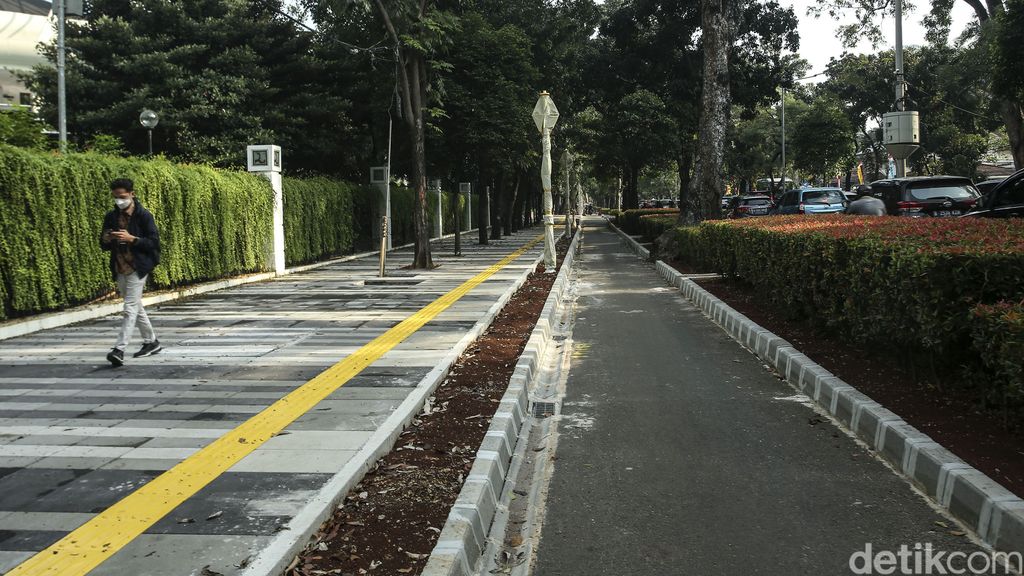 Trotoar di Jalan Pattimura, Jakarta Selatan, tengah direvitalisasi. Revitalisasi itu mencakup pelebaran trotoar dan perubahan jalur lambat jadi jalur sepeda.