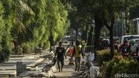 Tampak sejumlah pekerja tengah menyelesaikan proses revitalisasi trotoar di Jalan Pattimura, Jakarta Selatan.