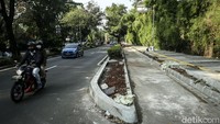 Selain pelebaran trotoar, revitalisasi itu juga turut mengubah jalur lambat khusus sepeda motor dan angkutan kota menjadi jalur sepeda.