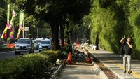 Seorang warga melintasi trotoar di Jalan Pattimura, Jakarta Selatan, yang tengah direvitalisasi, Jumat (15/7/2022).