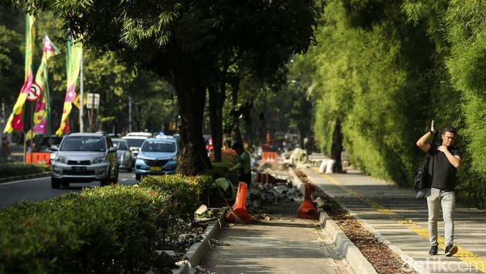Menengok Progres Revitalisasi Trotoar di Jalan Pattimura Jaksel Trotoar di Jalan Pattimura, Jakarta Selatan, tengah direvitalisasi. Revitalisasi itu mencakup pelebaran trotoar dan perubahan jalur lambat jadi jalur sepeda.