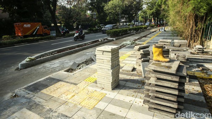 Menengok Progres Revitalisasi Trotoar di Jalan Pattimura Jaksel Trotoar di Jalan Pattimura, Jakarta Selatan, tengah direvitalisasi. Revitalisasi itu mencakup pelebaran trotoar dan perubahan jalur lambat jadi jalur sepeda.