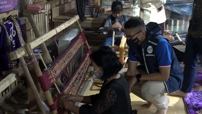 Menparekraf Sandiaga kunjungi rumah penenun kain Sekomandi, di Desa Bambu, Kecamatan Mamuju, Kamis sore (14/7/2022).