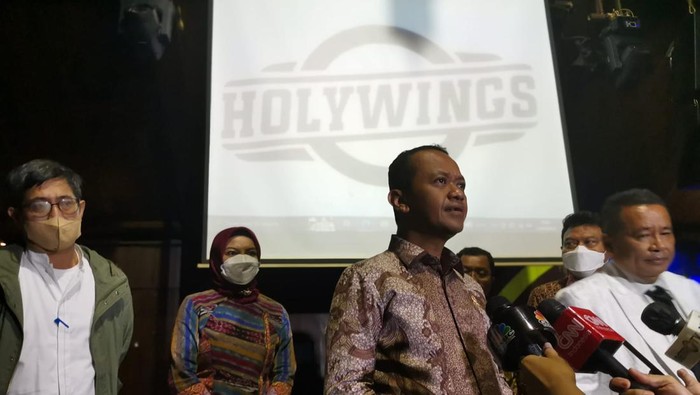 Menteri Investasi/Kepala BKPM Bahlil Lahadalia cek gerai Holywings
