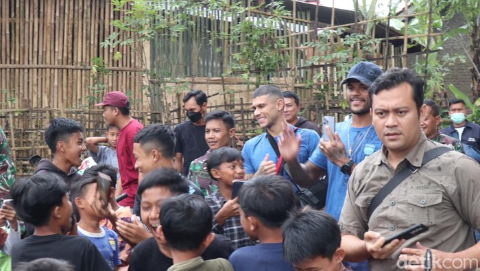 Momen Ciro Alves dan David da Silva dikerubungi bocah di Sumedang.