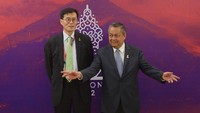 Gubernur Bank Indonesia Perry Warjiyo (kanan) berfoto dengan Gubernur Bank Korea Rhee Chang Yong di sela-sela pertemuan bilateral.