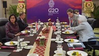 Menteri Keuangan Sri Mulyani Indrawati (kiri) bersama Secretary of the Treasury Amerika Serikat Janet Yellen (kanan) bersiap melakukan pertemuan bilateral yaitu rangkaian Pertemuan Menteri Keuangan dan Gubernur Bank Sentral (FMCBG) G20 di Nusa Dua, Bali, Jumat (15/7/2022). Pertemuan tersebut untuk meningkatkan hubungan kedua negara.