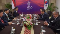 Gubernur Bank Indonesia Perry Warjiyo (kedua kanan) berbincang dengan Gubernur Bank Korea Rhee Chang Yong (kedua kiri) dalam pertemuan bilateral yaitu rangkaian Pertemuan Menteri Keuangan dan Gubernur Bank Sentral (FMCBG) G20 di Nusa Dua, Bali, Jumat (15/7/2022).