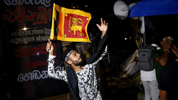 Momen Warga Sri Lanka Bersorak Rayakan Pengunduran Diri Rajapaksa Gotabaya Rajapaksa undur diri sebagai presiden Sri Lanka. Pengunduran diri Rajapaksa itu disambut sorak sorai warga Sri Lanka. Ini potretnya.