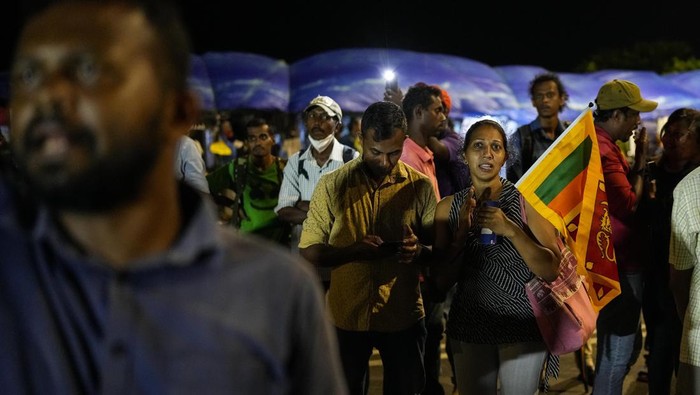 Gotabaya Rajapaksa undur diri sebagai presiden Sri Lanka. Pengunduran diri Rajapaksa itu disambut sorak sorai warga Sri Lanka. Ini potretnya.