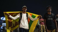 Sebagai informasi, masyarakat Sri Lanka telah melakukan protes selama beberapa bulan terakhir. Puncaknya terjadi ketika ratusan ribu orang mengambil alih gedung pemerintahan di Kolombo. Mereka menyalahkan keluarga Rajapaksa yang berkuasa dan sekutunya atas inflasi yang tak terkendali dan langkanya barang kebutuhan pokok dan aksi korupsi. (AP Photo/Rafiq Maqbool).