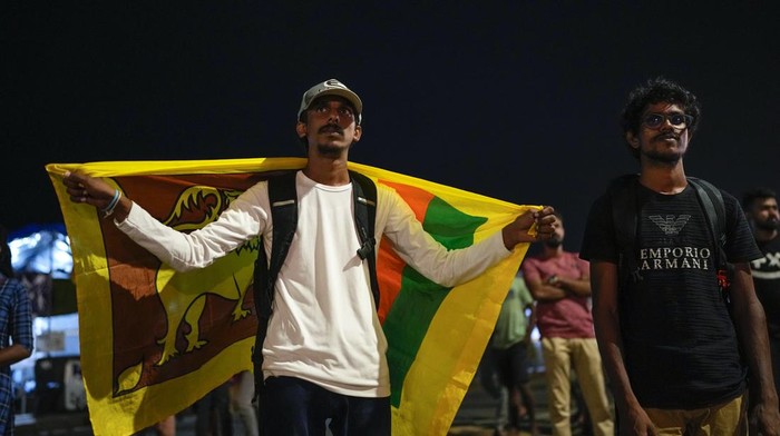 Momen Warga Sri Lanka Bersorak Rayakan Pengunduran Diri Rajapaksa Gotabaya Rajapaksa undur diri sebagai presiden Sri Lanka. Pengunduran diri Rajapaksa itu disambut sorak sorai warga Sri Lanka. Ini potretnya.
