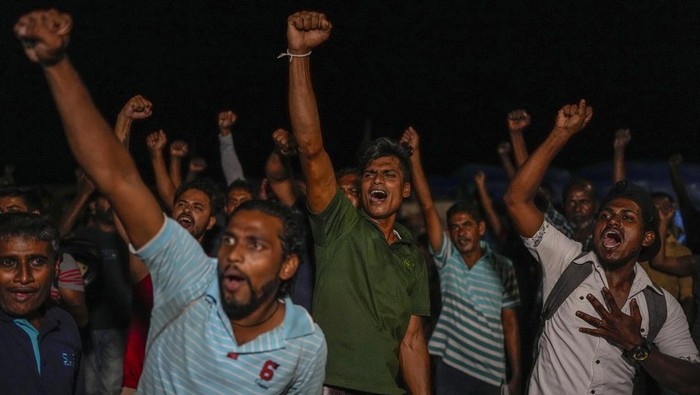Momen Warga Sri Lanka Bersorak Rayakan Pengunduran Diri Rajapaksa Gotabaya Rajapaksa undur diri sebagai presiden Sri Lanka. Pengunduran diri Rajapaksa itu disambut sorak sorai warga Sri Lanka. Ini potretnya.