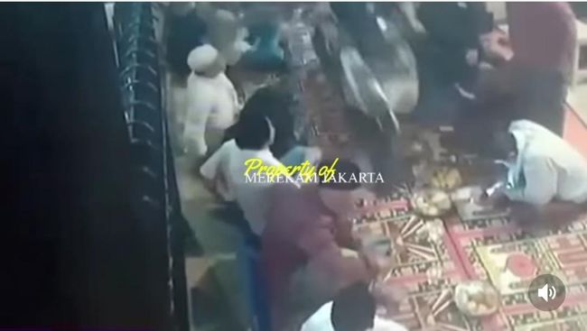 Waduh! Motor Nyelonong ke Acara Tahlilan di Jaksel, Lindas Sajian Makanan