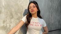 Anak Nola B3 itu merasa lebih nyaman berhubungan dengan cowok yang sayang keluarganya dulu sebelum dirinya. (Foto: dok. Instagram @naura.ayu) 
