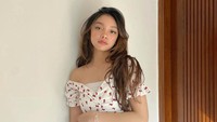 Dalam kesempatan yang sama, Naura Ayu juga mengutarakan kesukaannya pada V BTS. (Foto: dok. Instagram @naura.ayu) 