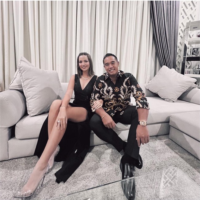 Melihat keharmonisan rumah tangga Nia dan Ardi, tak heran jika banyak penggemar yang ikut terkejut mendengar gosip tersebut. Untungnya hal tersebut tak terbukti karena telah dibantah oleh asisten Nia. Foto: Instagram/@ramadhaniabakrie