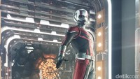 Kostum Ant-Man dan properti tentang superhero dari semut itu juga dipamerkan di pameran Marvel Studios. Foto: Tia Agnes/ detikcom