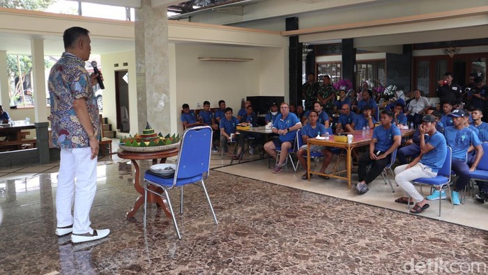 Para pemain Persib saat diberi wejangan oleh petinggi klub.