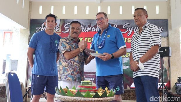 Para pemain Persib saat diberi wejangan oleh petinggi klub.