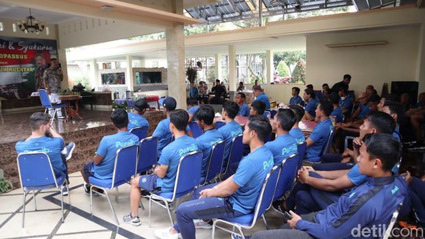 Para pemain Persib saat diberi wejangan oleh petinggi klub.