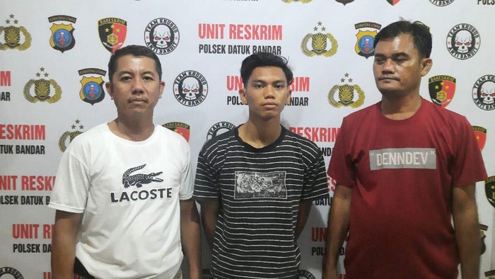 Pelaku penggelapan ditangkap polisi.