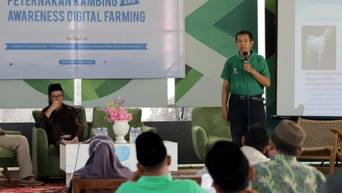 Jamkrindo memberikan pelatihan pada peternakan kambing serta bantuan berupa 52 bibit kambing dan 52.000 stek pakan berjenis gama umami.