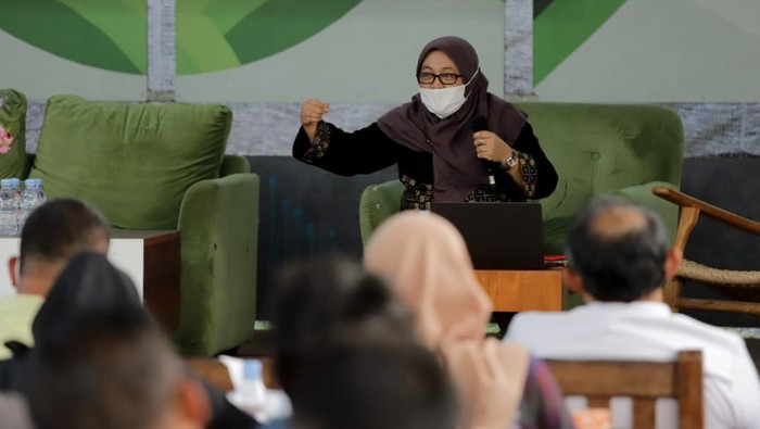 Pelatihan untuk Para Peternak Kambing Jamkrindo memberikan pelatihan pada peternakan kambing serta bantuan berupa 52 bibit kambing dan 52.000 stek pakan berjenis gama umami.