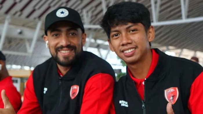 Pemain PSM Makassar Everton Nascimento dan pemain akademi PSM bersiap berangkat ke Yogyakarta untuk pemusatan latihan.