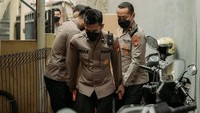 Seksi Relawan Posko Qurban Barakah, Kompol Supriyanto mengatakan anggota kepolisian bersama 100 relawan SiapBergerak menyalurkan ton paket daging rendang, dengan lebih dari 12.455 masyarakat penerima.