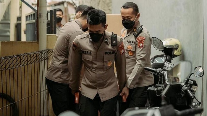 Polda Metro Jaya bersama relawan SiapBergerak salurkan 11 ton daging rendang. Paket daging rendang itu disalurkan untuk warga di wilayah Hukum Polda Metro Jaya.