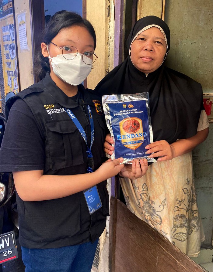 Polda Metro Jaya bersama relawan SiapBergerak salurkan 11 ton daging rendang. Paket daging rendang itu disalurkan untuk warga di wilayah Hukum Polda Metro Jaya.