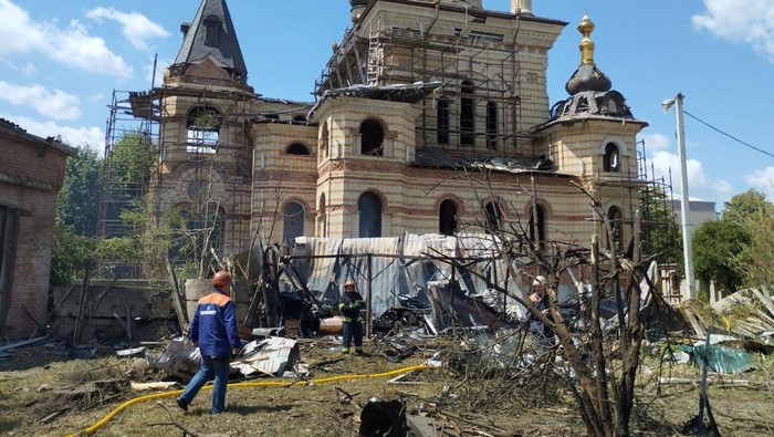 Penampakan Kota Vinnytsia Porak Poranda Digempur Rusia Emergency services work next to a damaged building at the site of a Russian military strike, as Russia's attack on Ukraine continues, in Vinnytsia, Ukraine July 14, 2022. REUTERS/Valentyn Ogirenko